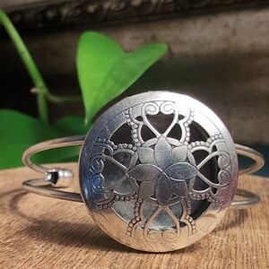 Intricate Oil Diffuser Locket Style Cuff